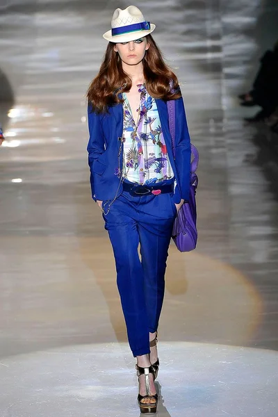 Look 10